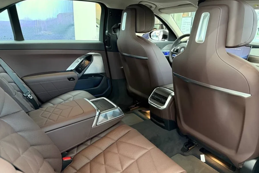 BMW 735i (2024)