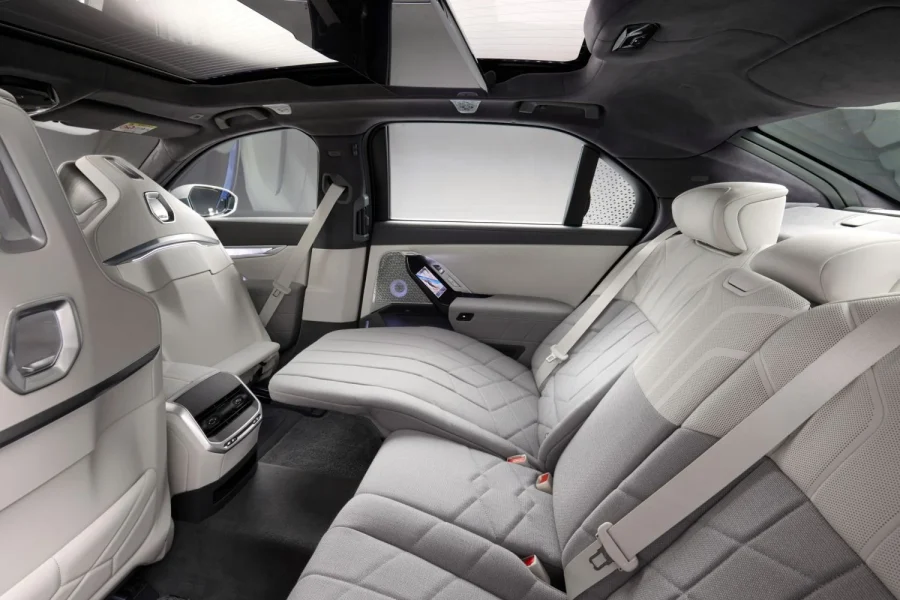 BMW 735i (2023)