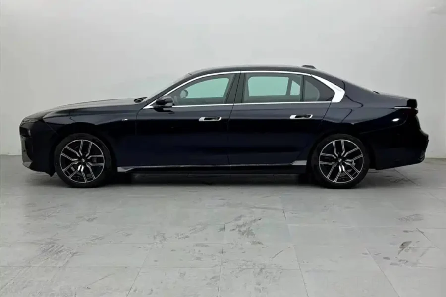 BMW 735i (2023)
