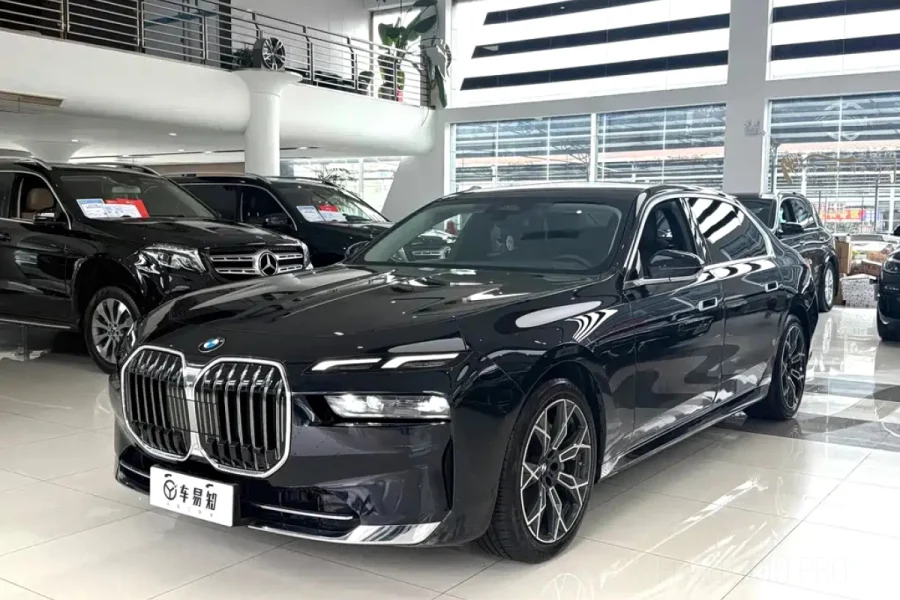 BMW 735i (2023)