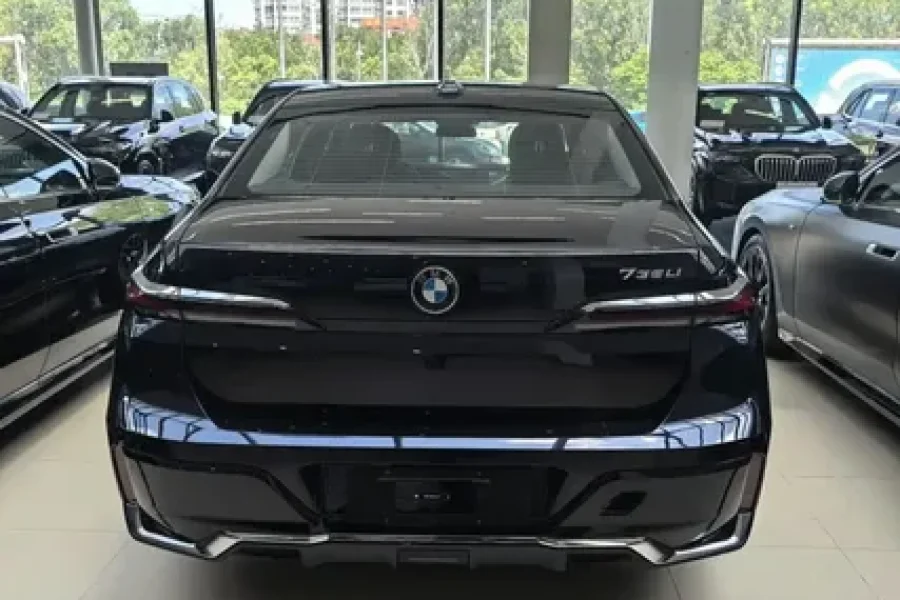 BMW 735i (2023)